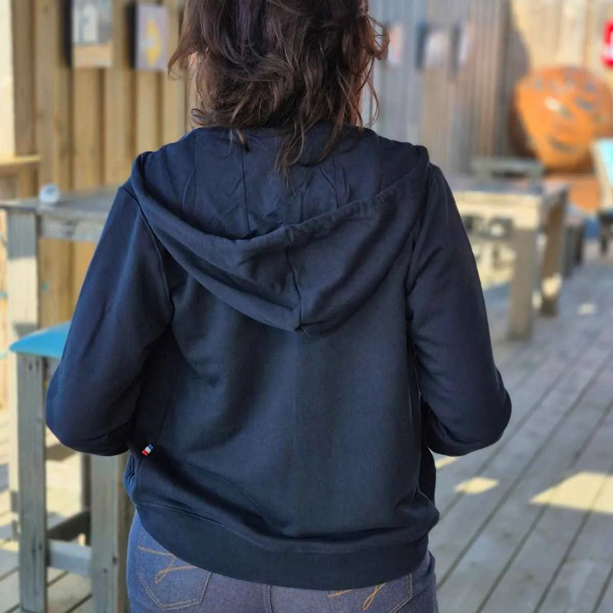 sweat zippé pour femme vue d'arirère en coton bio 