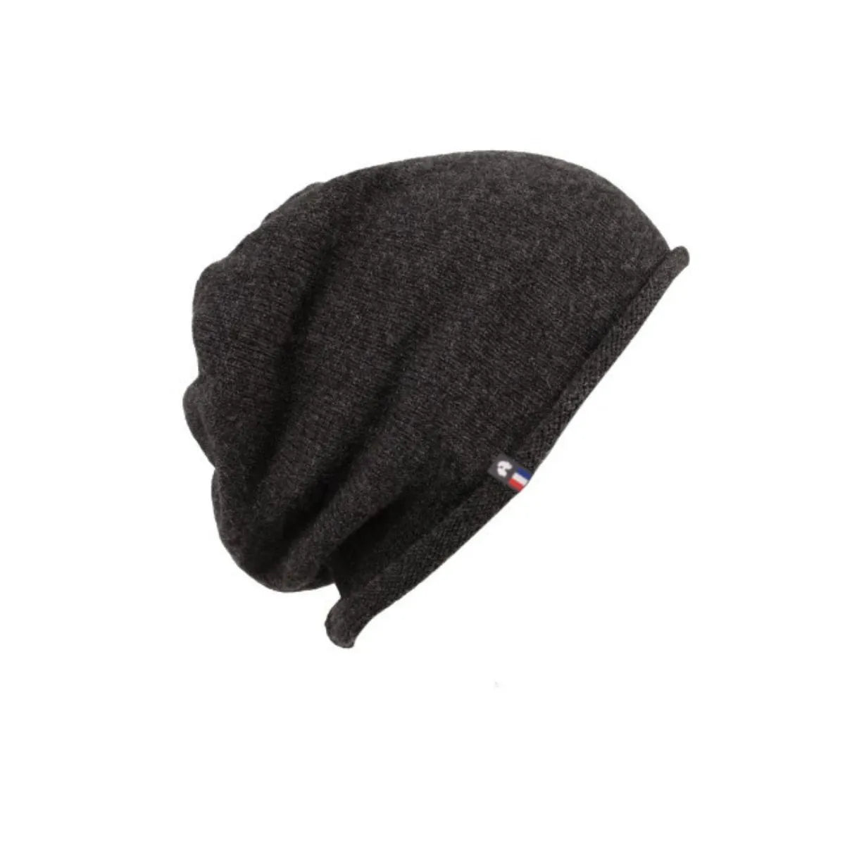 Bonnet tombant en cachemire et laine Noir Val d'Isère à bord roulotté et étiquette tricolore, posé à plat – PALÂBA