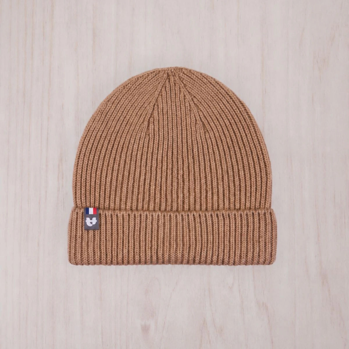 Bonnet en laine mérinos à revers coloris Camel Aubrac, fabriqué en France – PALÂBA