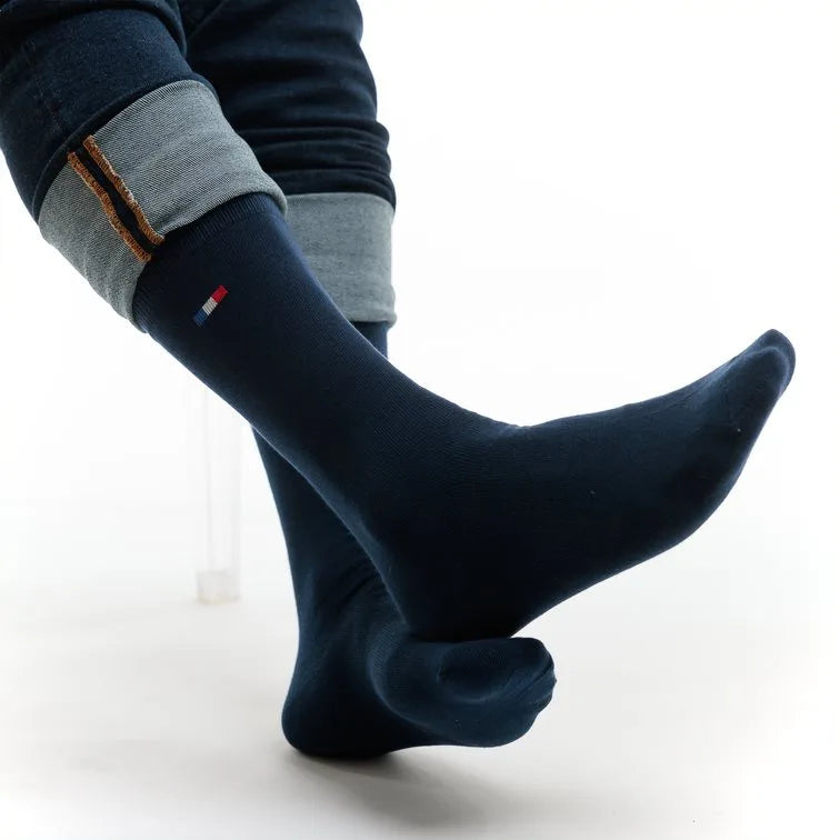 Chaussettes homme bleu marine portées avec un jean retroussé – PALÂBA