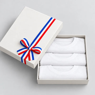 Coffret cadeau ouvert avec 3 t-shirts homme blancs col rond en coton bio pliés – PALÂBA