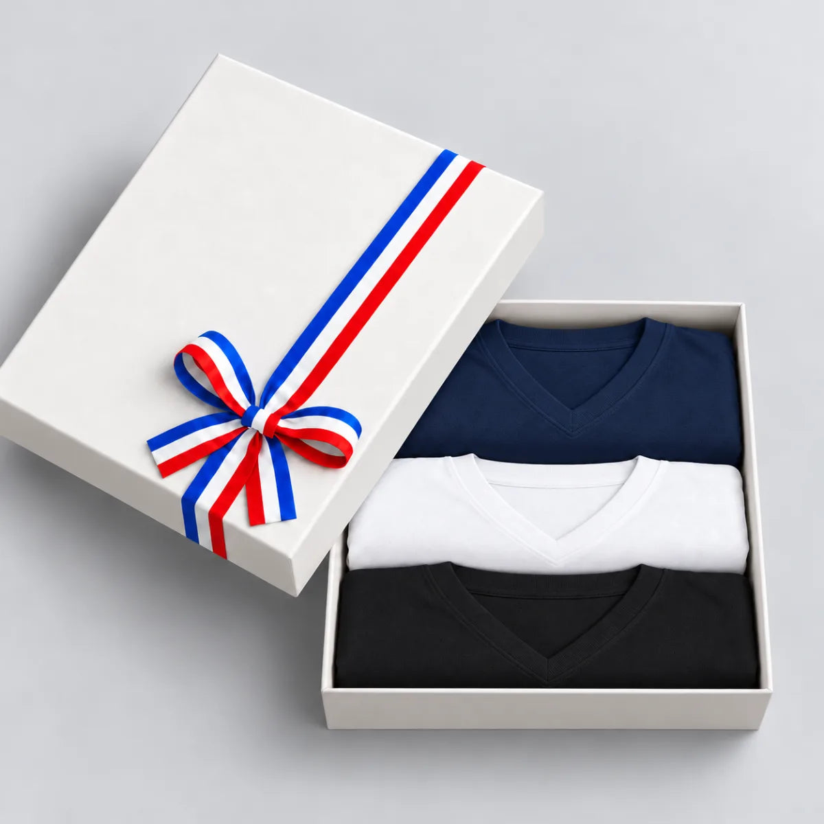 Coffret cadeau ouvert avec 3 t-shirts homme col V bleu marine, blanc et noir en coton bio – PALÂBA