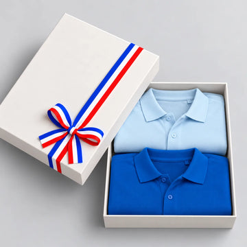 Coffret cadeau ouvert avec 2 polos homme bleu ciel et bleu roi en maille piquée de coton bio – PALÂBA