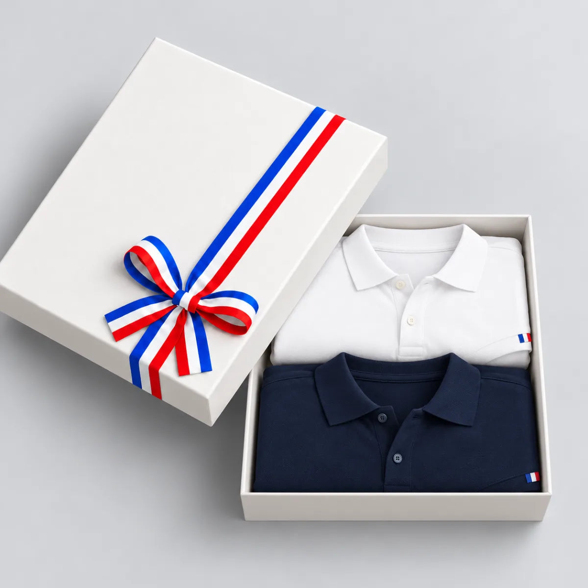 Coffret cadeau ouvert avec 2 polos homme blanc et bleu marine fabriqués en France, ruban tricolore – PALÂBA