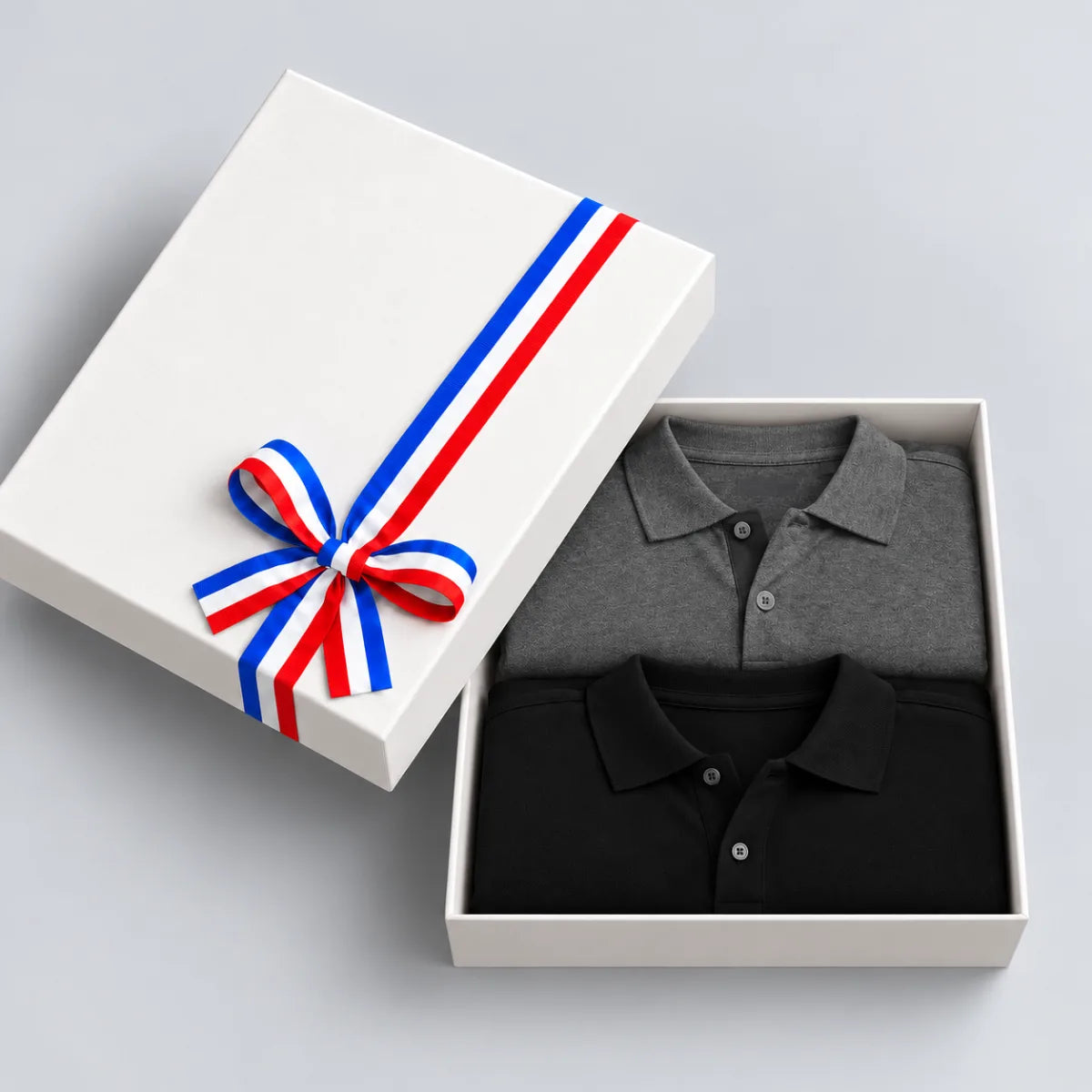 Coffret cadeau ouvert avec 2 polos homme gris anthracite et noir fabriqués en France – PALÂBA
