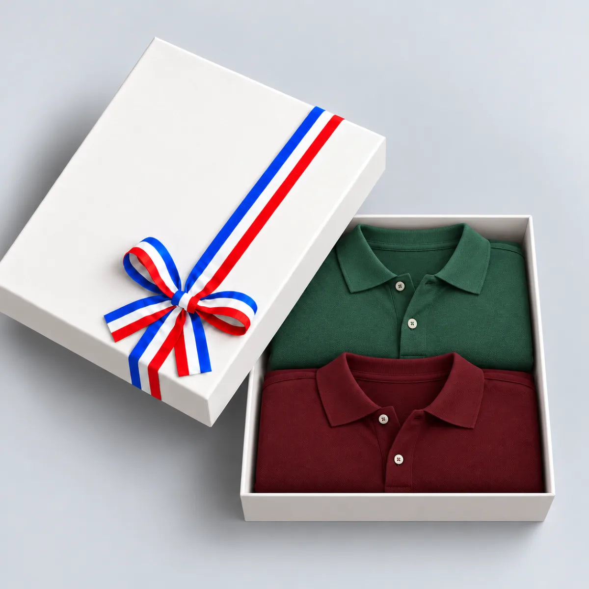Coffret cadeau ouvert avec 2 polos homme vert et bordeaux fabriqués en France, ruban tricolore – PALÂBA