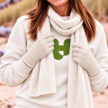 Écharpe et gants tactiles en cachemire et laine Sable Vercors portés sur un sweat écru – PALÂBA