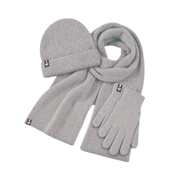 Ensemble bonnet, écharpe et gants tactiles en laine mérinos Gris Gavarnie, posé à plat avec étiquettes tricolores – PALÂBA