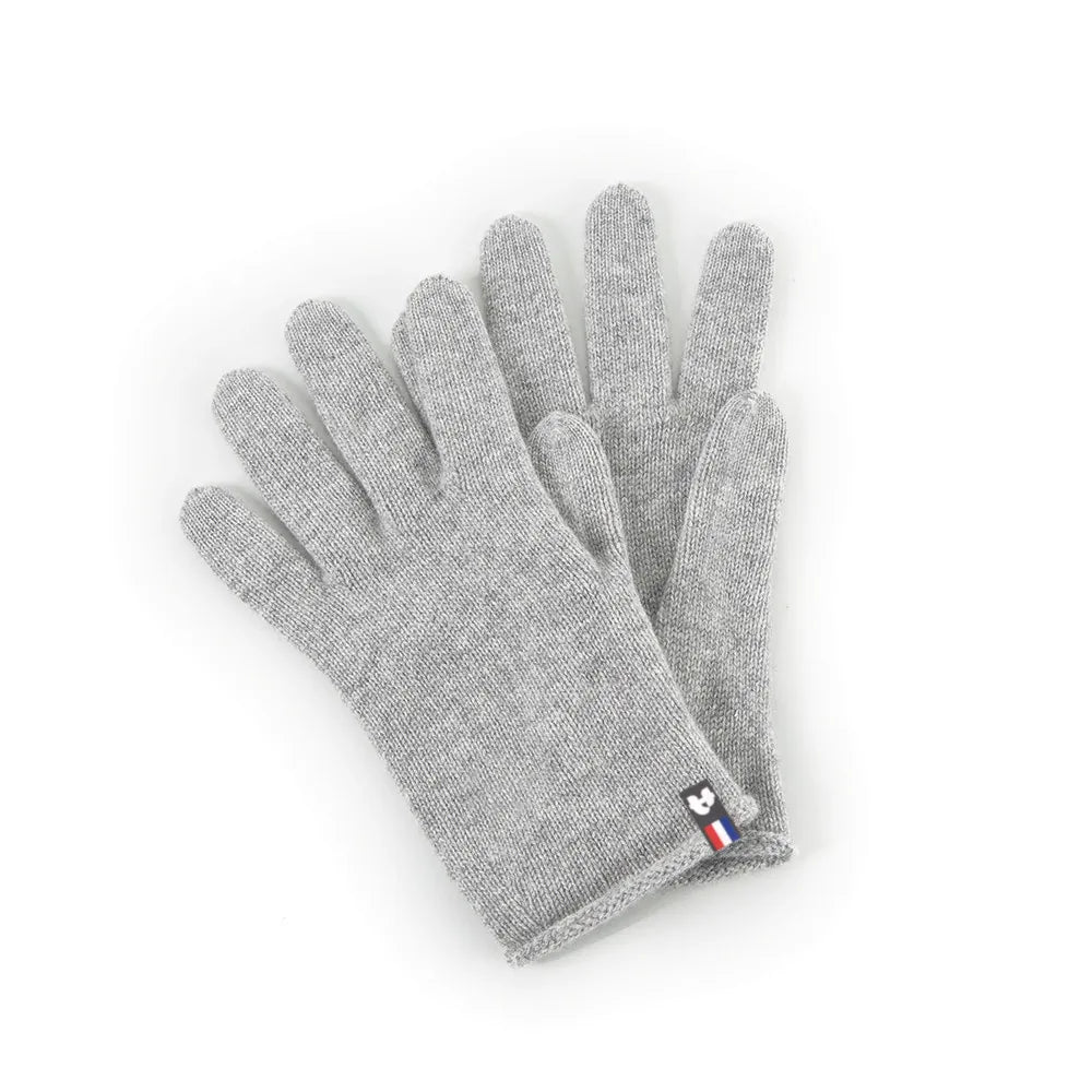 Paire de gants tactiles en cachemire et laine Gris Gavarnie avec étiquette tricolore, posée à plat – PALÂBA