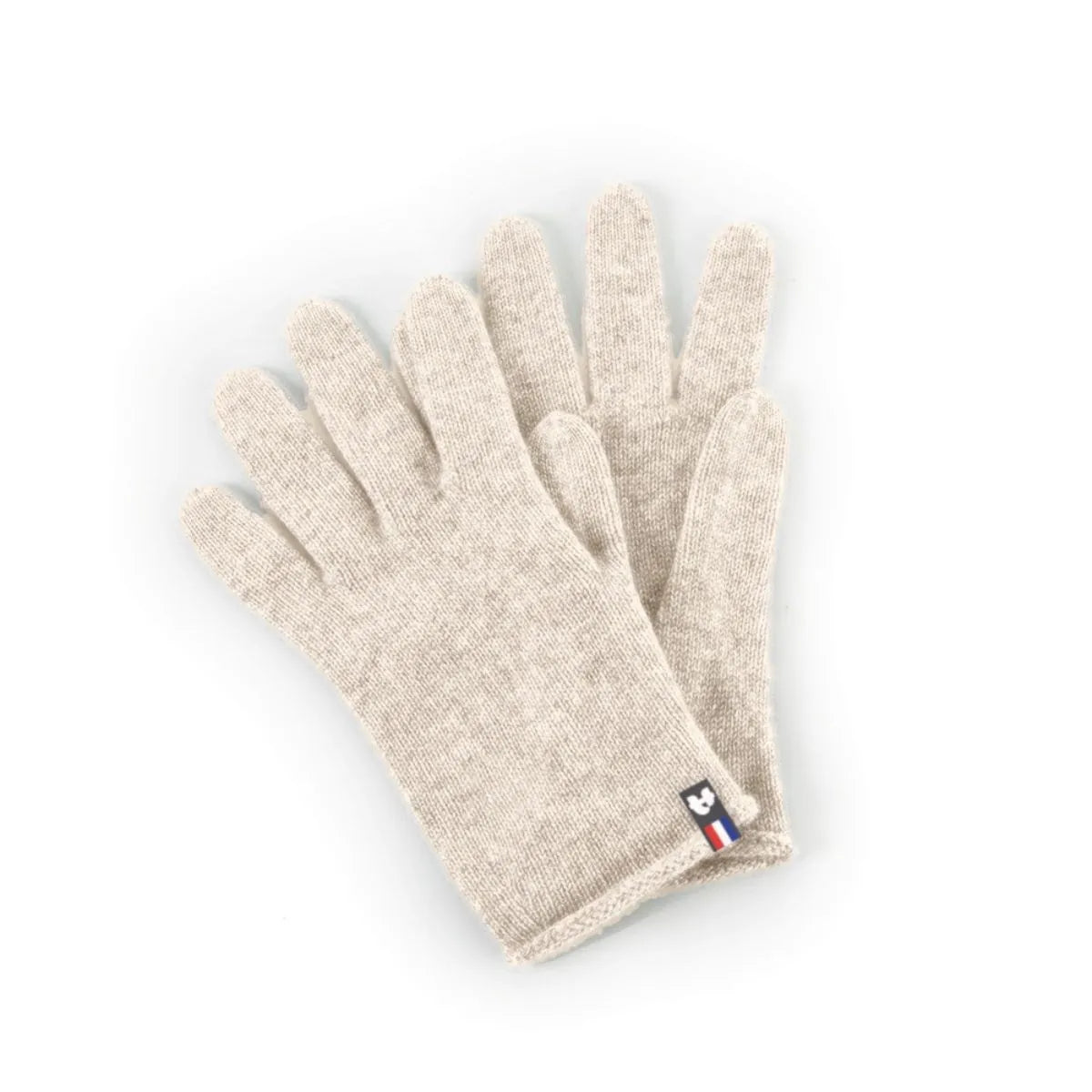 Paire de gants tactiles en cachemire et laine Sable Vercors avec étiquette tricolore, posée à plat – PALÂBA