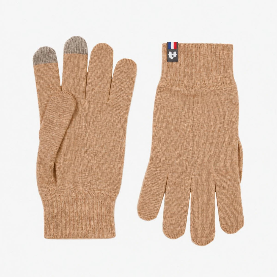 Gros plan sur les mains d'une femme portant des gants tactiles en laine mérinos Camel Aubrac – PALÂBA