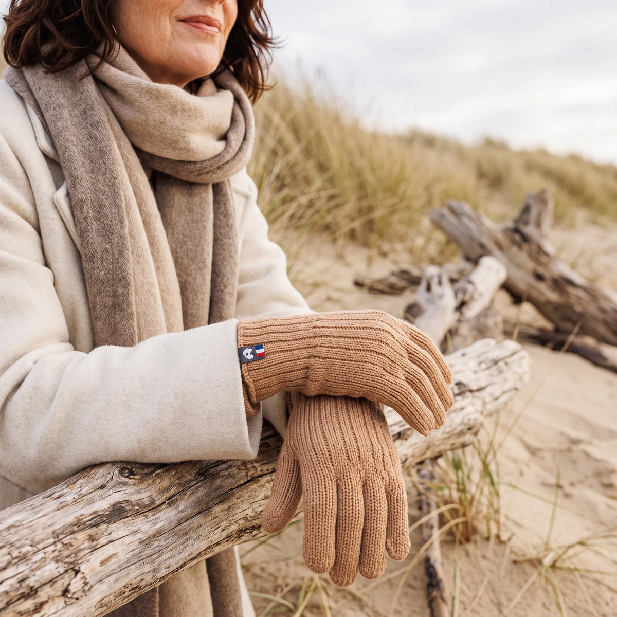 Gants torsadés en laine mérinos pour femme, coloris Camel Aubrac – PALÂBA