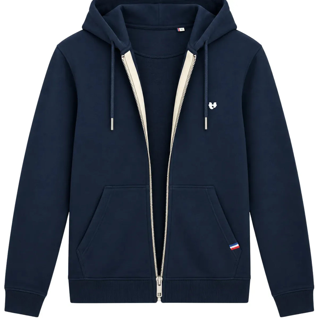 Homme portant le hoodie zippé molletonné marine ouvert sur un t-shirt blanc et un jean brut, au bord de l'eau – PALÂBA