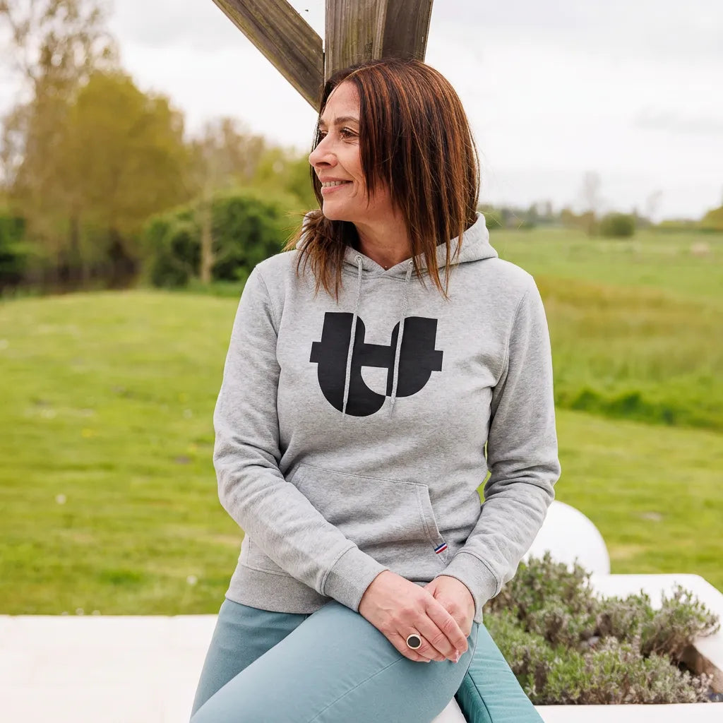 sweat à capuche pour femme gris clair  VUE DE FACE PORTER