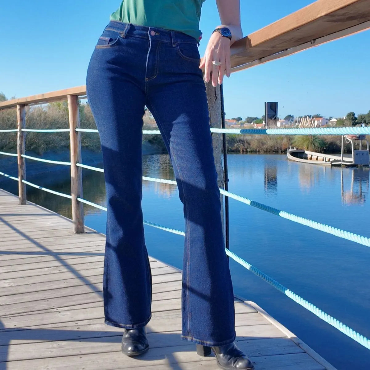 Jean femme en denim brut coupe BOOTCUT palaba porté de face