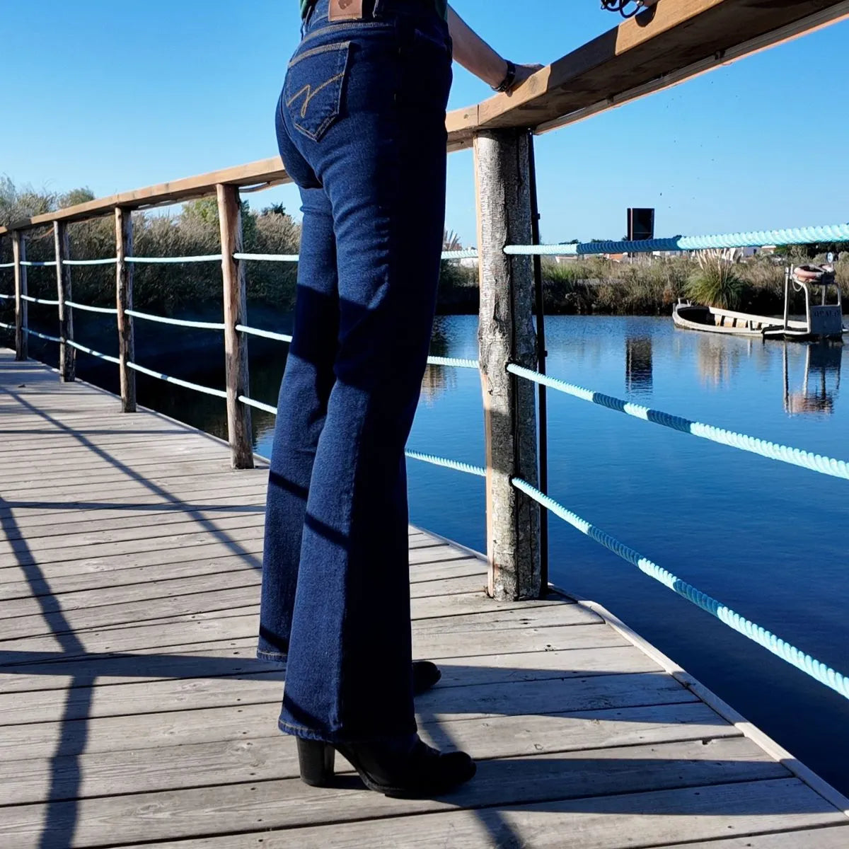 Jean femme en denim brut coupe BOOTCUT Palâba porté de côté