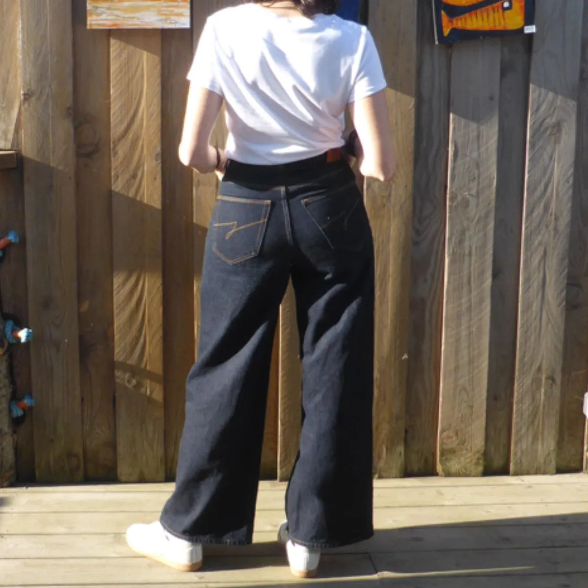 Détail des poches arrière d'un jean large femme denim brut palaba