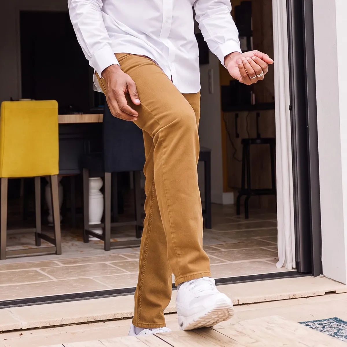 Jean marron camel homme porté avec une chemise blanche et des baskets blanches – PALÂBA