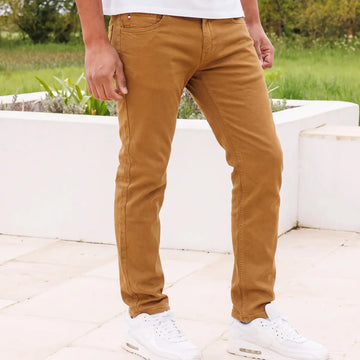 Homme portant le jean marron camel coupe droite avec un t-shirt blanc et des baskets blanches – PALÂBA
