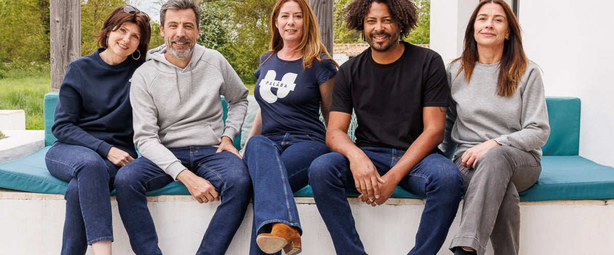La bande PALÂBA assise sur une banquette, en jeans, sweats et t-shirts fabriqués en France