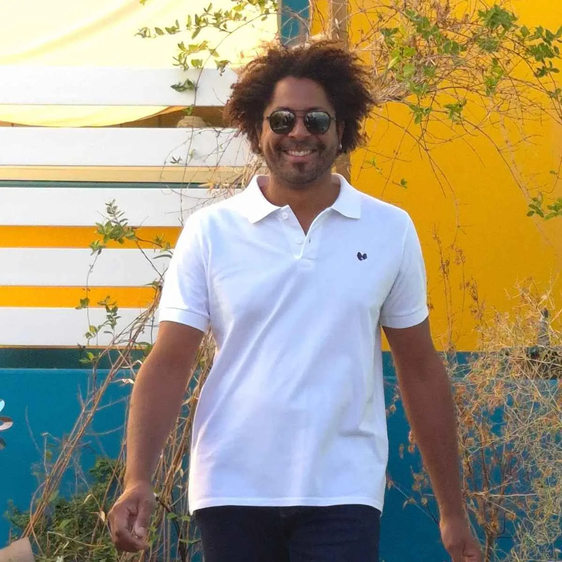 polo homme blanc avec logo coeur bleu porté de face