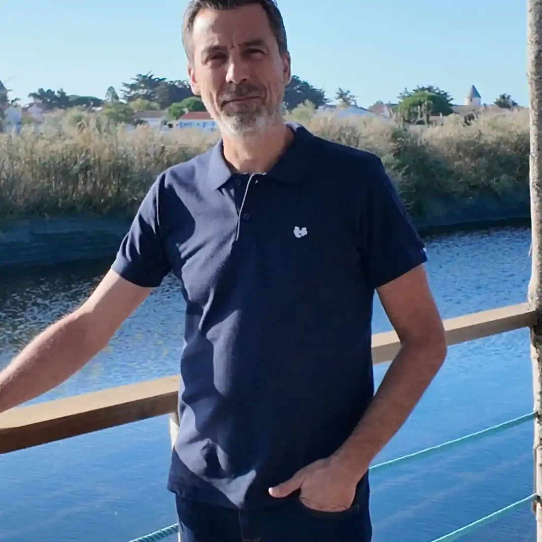 polo homme bleu marine porté de face