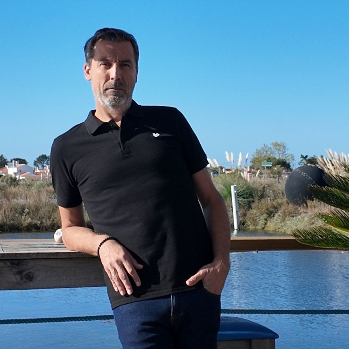 polo noir homme vue de face