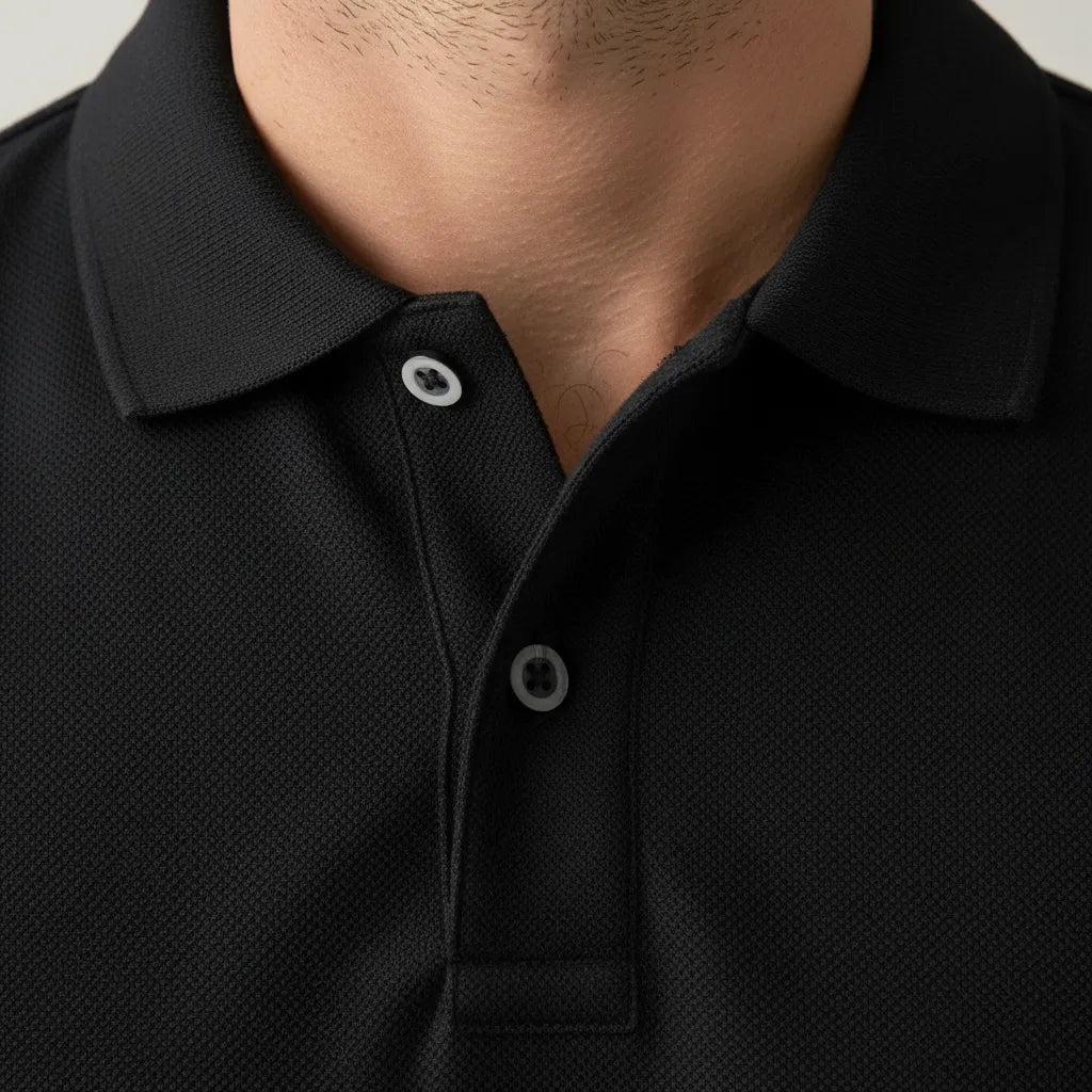 polo noir homme vue de face zoom sur le col