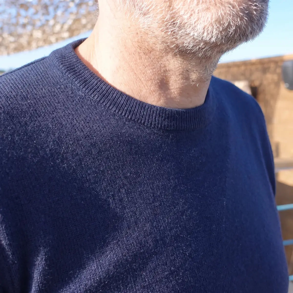 Col rond en bord-côte fin du pull bleu marine homme en laine mérinos, vue rapprochée – PALÂBA
