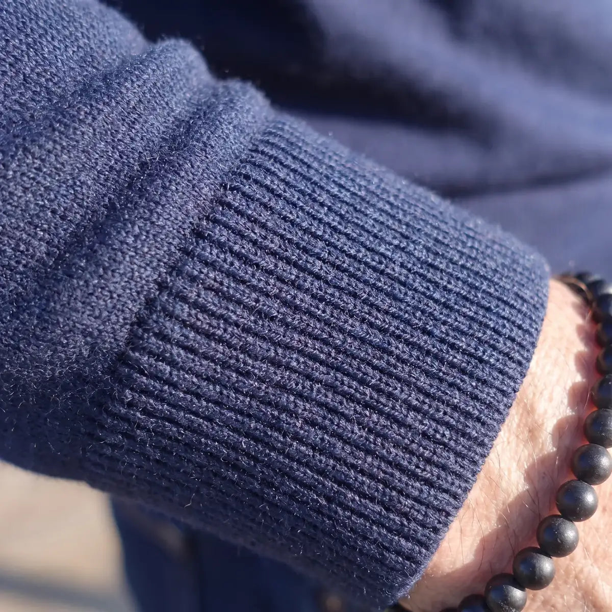 Poignet en bord-côte du pull bleu marine en laine mérinos, maille fine jauge 12 – PALÂBA