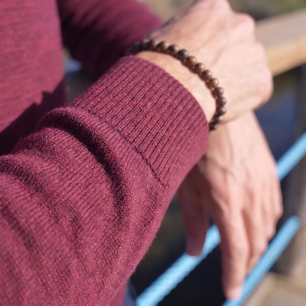 Poignet en bord-côte du pull bordeaux en laine mérinos, maille fine jauge 12 – PALÂBA