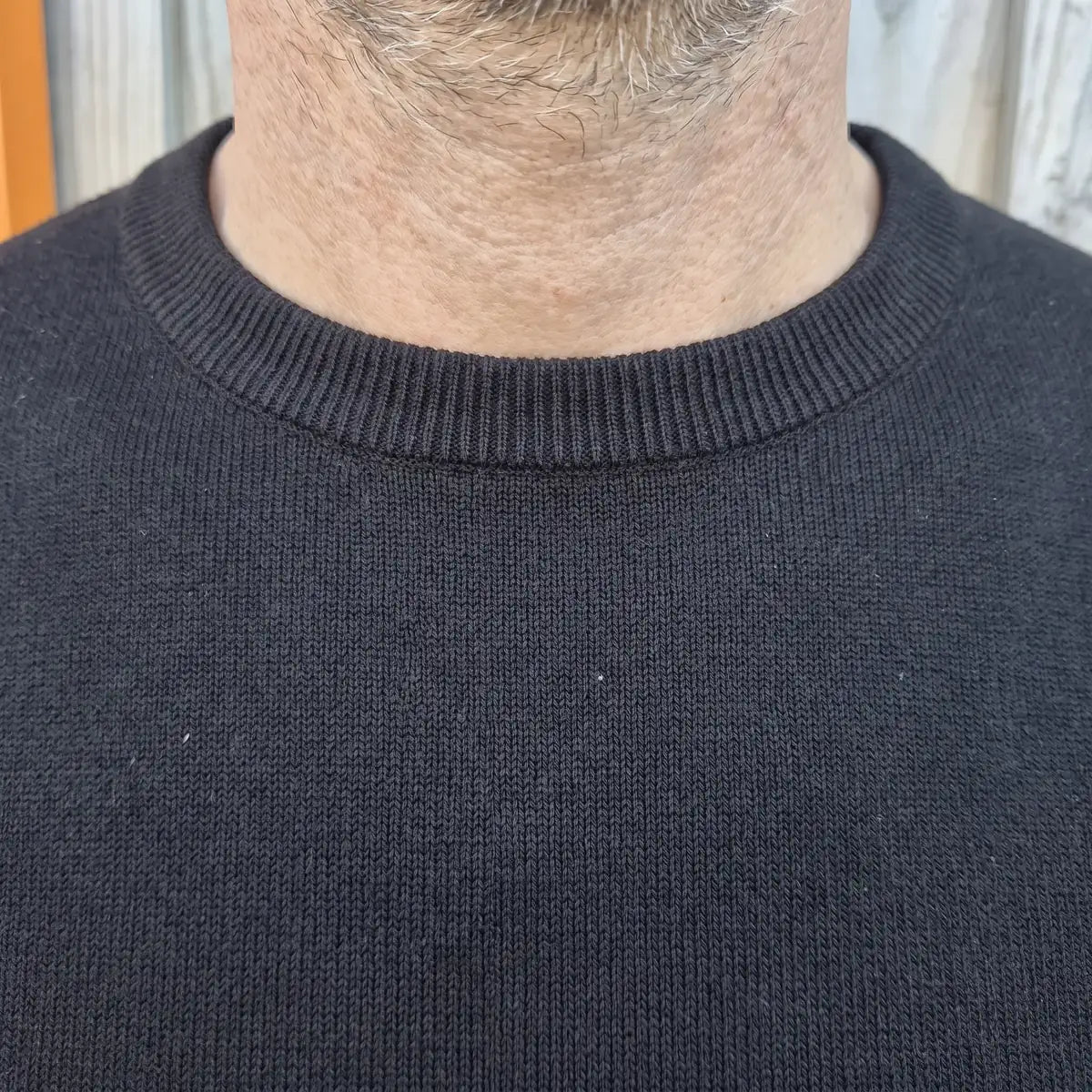 Col rond en bord-côte fin du pull noir homme en laine mérinos, vue rapprochée – PALÂBA