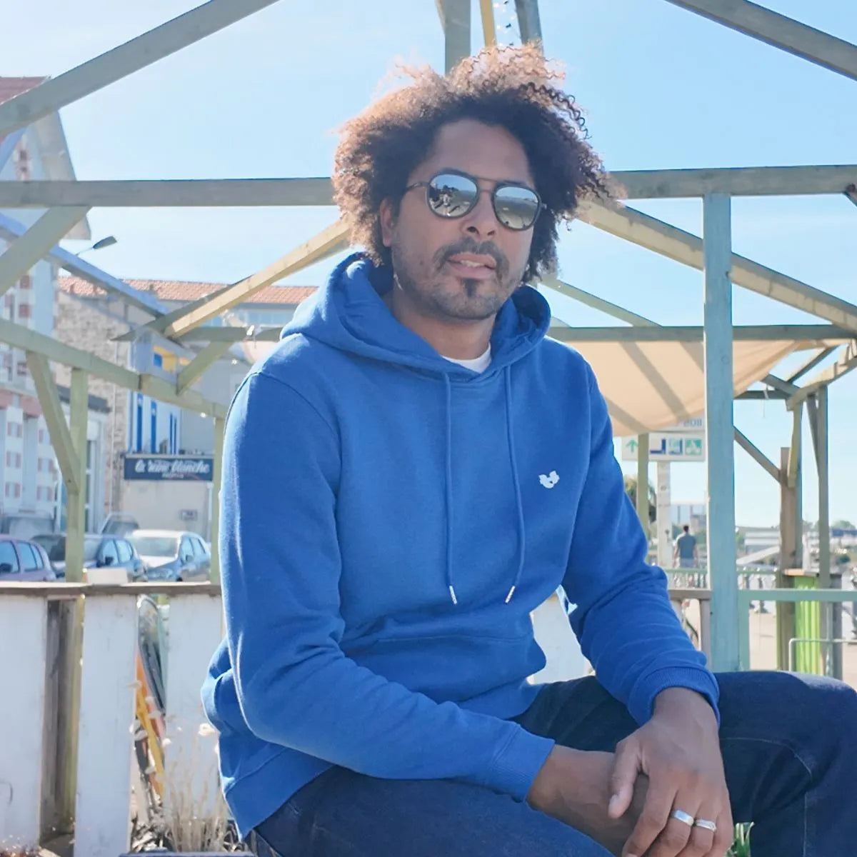 sweat molletonné à capuche homme couleur bleu électrique en coton bio made in France de face