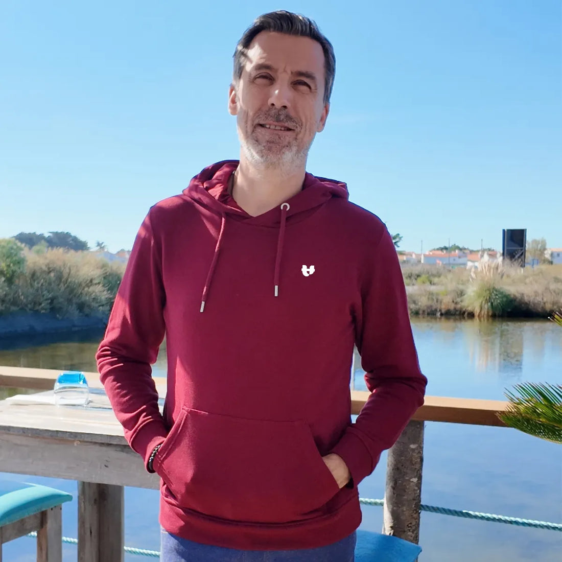 sweat homme a capuche porté de face avec coeur
