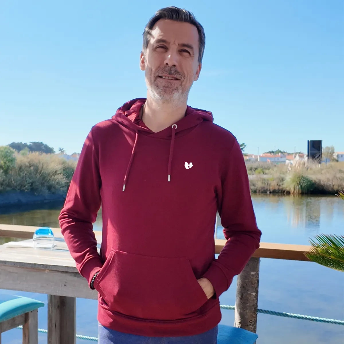 sweat homme a capuche porté de face avec coeur