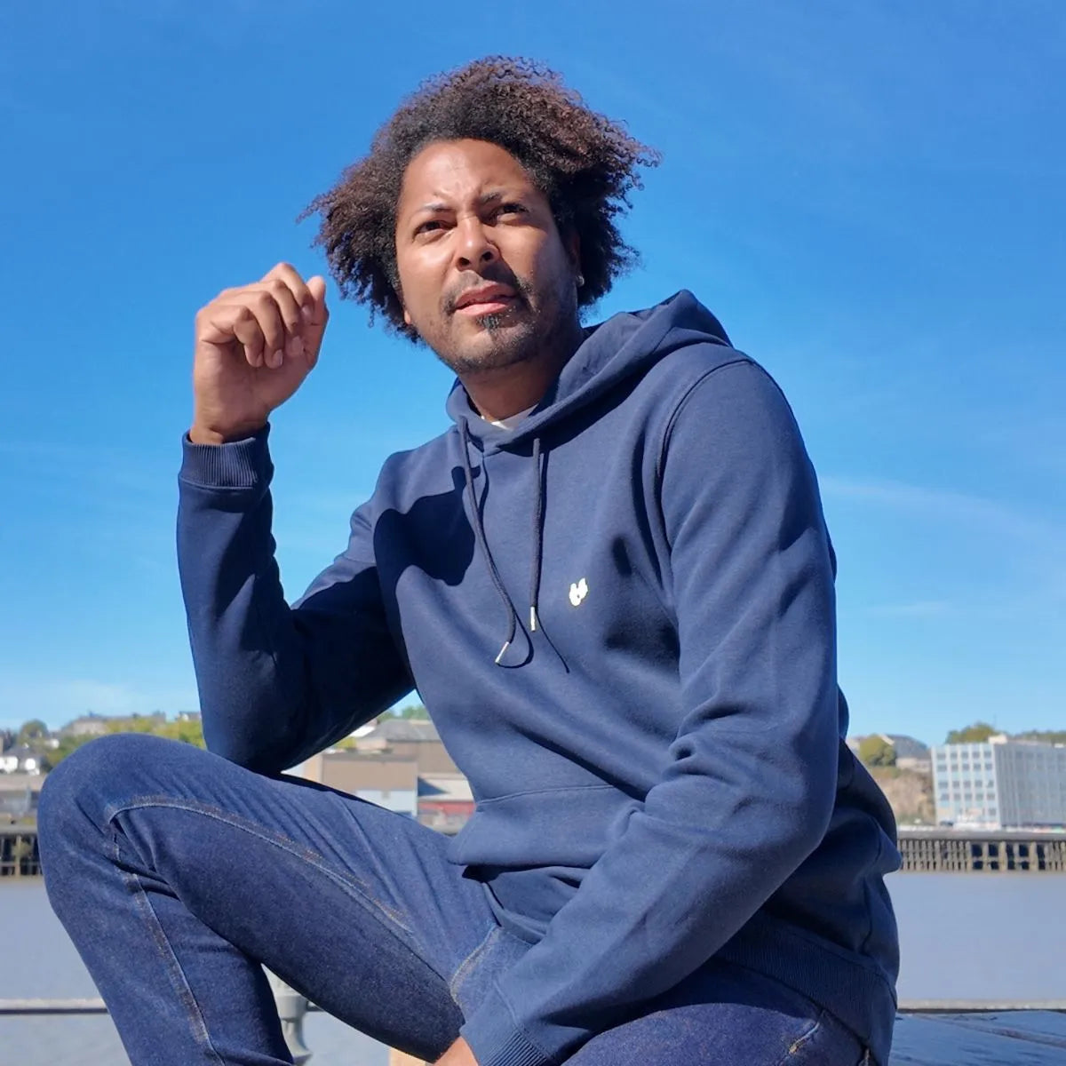 SWEAT A CAPUCHE HOMME MARINE EN COTON BIO AVEC POCHE KANGOUROU MADE IN FRANCE DE LA MARQUE PALABA