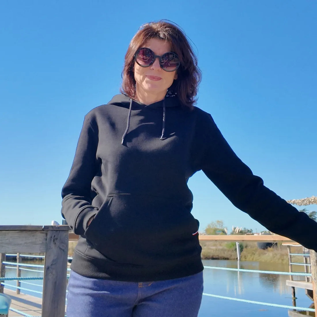 sweat noir à capuche pour femme porté de face