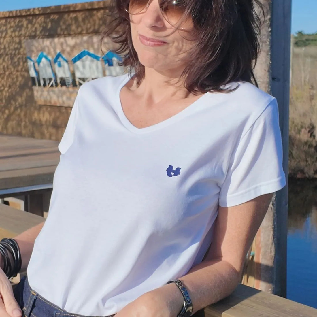 t shirt col v pour femme porté vu de face
