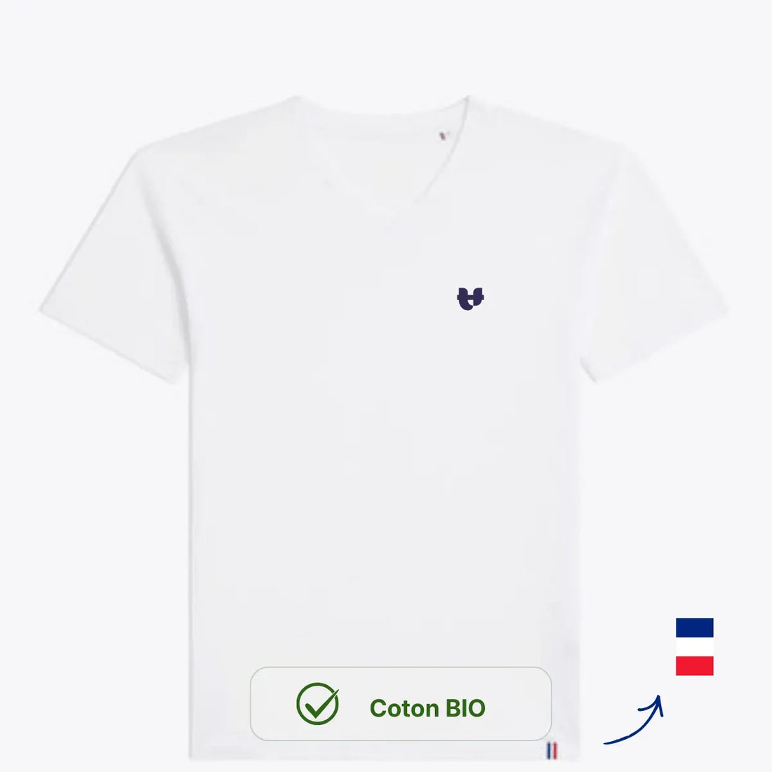 Homme portant le t-shirt col V blanc en coton bio et des lunettes de soleil, devant un mur bleu – PALÂBA