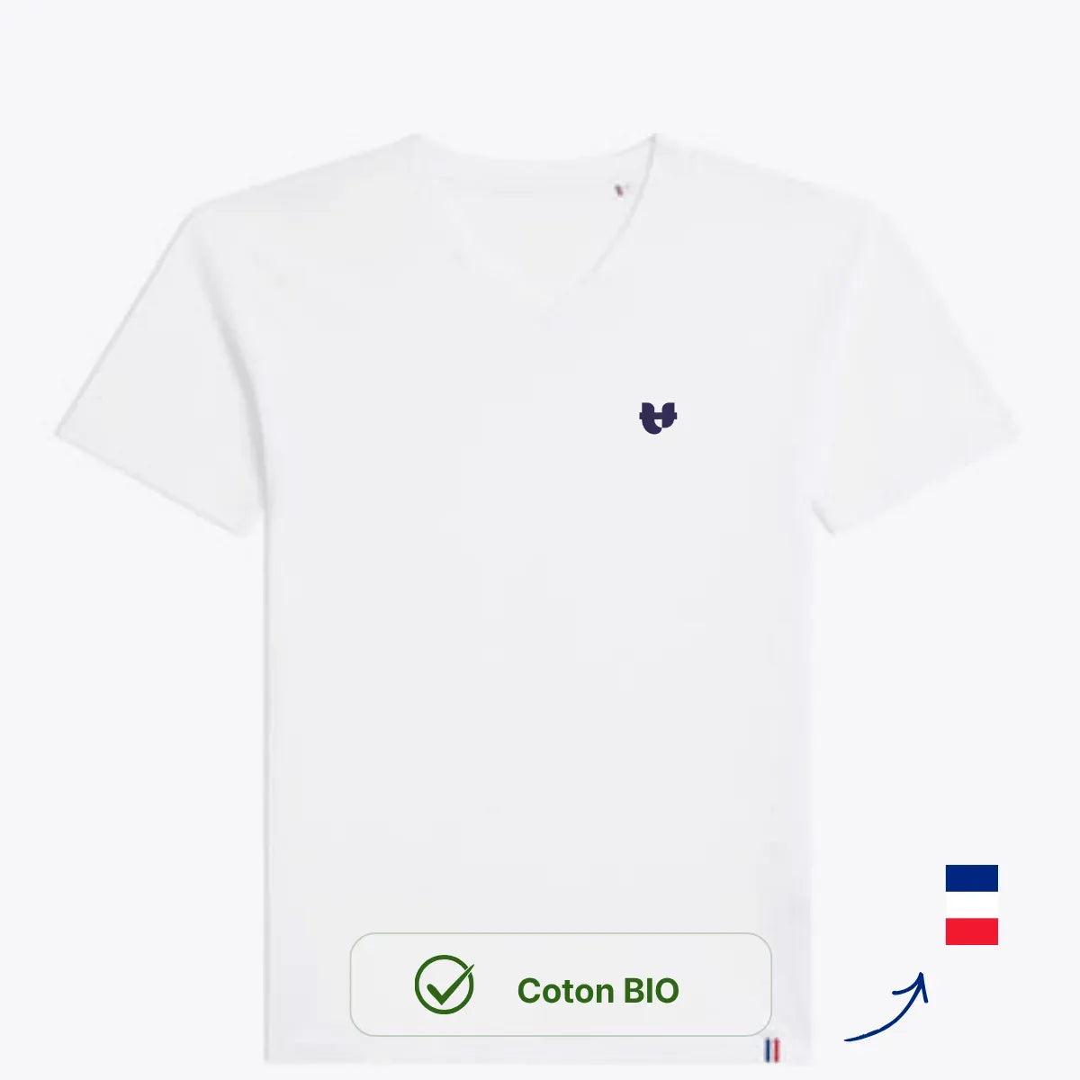 T-shirt col V homme blanc en coton bio vu de face, petit logo PALÂBA bleu marine et ruban tricolore – PALÂBA