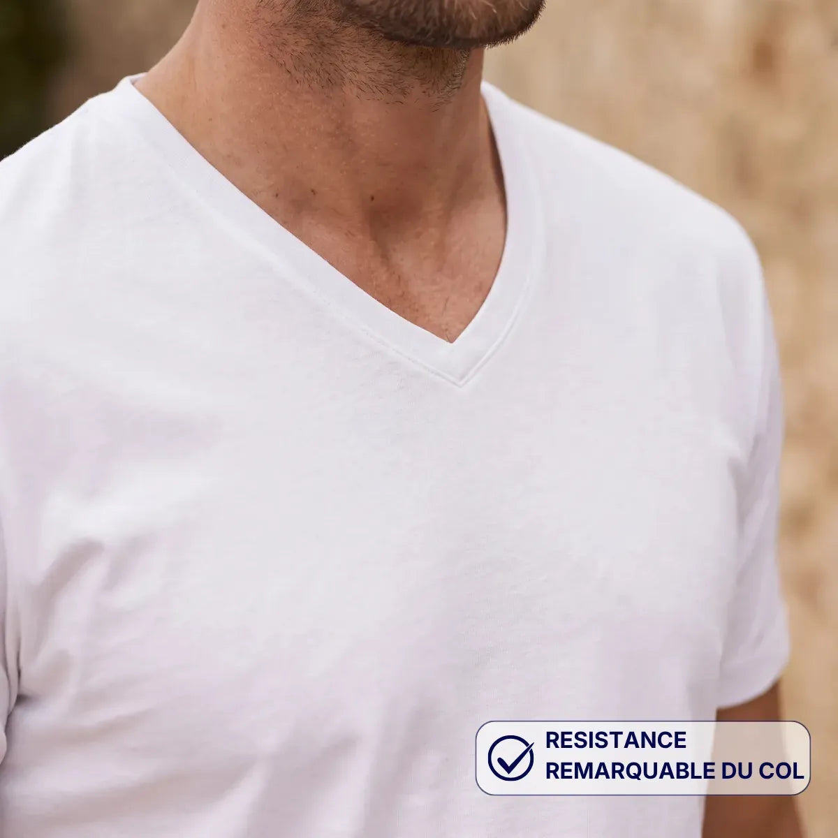 Détail du col V du t-shirt homme blanc en coton bio, bande de propreté et surpiqûres nettes – PALÂBA