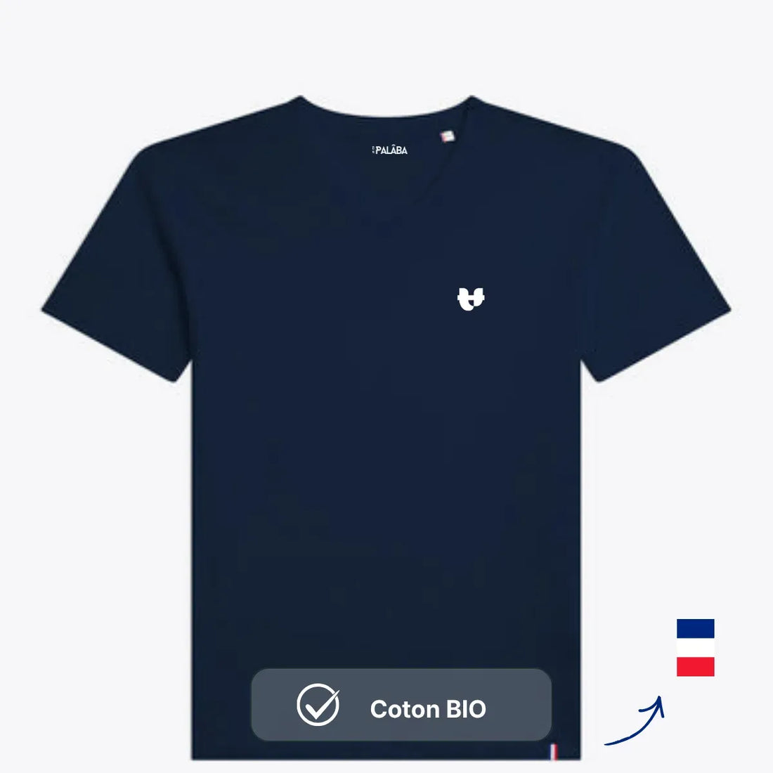 Homme portant le t-shirt col V bleu marine avec un jean brut, sur un ponton au bord de l'eau – PALÂBA