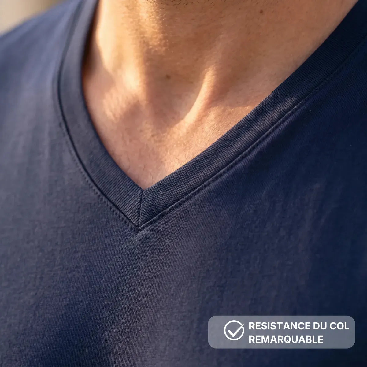 Détail du col V du t-shirt homme bleu marine en coton bio, finition nette et surpiqûres – PALÂBA