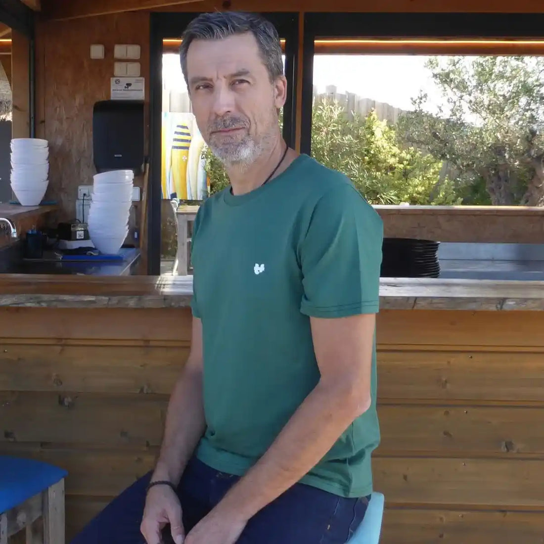 t shirt pour homme vert avec logo vu de face
